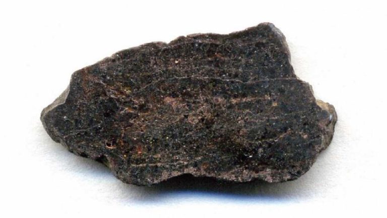 Uomo indonesiano diventa ricco vendendo i pezzi di un meteorite caduto nel giardino di casa