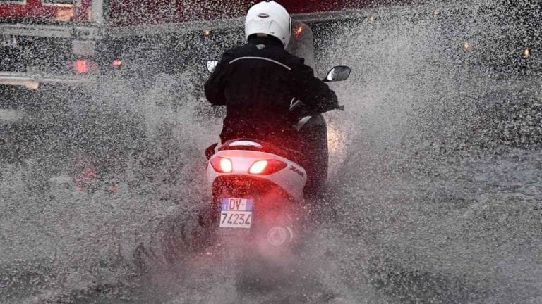 METEO – MALTEMPO e NUBIFRAGI in Campania, interrotta la Circumvesuviana: diversi disagi, i dettagli METEO – MALTEMPO e NUBIFRAGI in Campania, interrotta la Circumvesuviana: diversi disagi, i dettagli