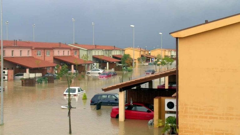 METEO – MALTEMPO si abbatte in ABRUZZO, ieri NUBIFRAGIO nel teramano, soccorsa una donna; Il video