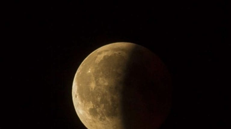 Eclissi di Luna di penombra in arrivo lunedì 30 novembre 2020, ecco tutte le info per osservarla Eclissi di Luna di penombra in arrivo lunedì 30 novembre 2020, ecco tutte le info per osservarla