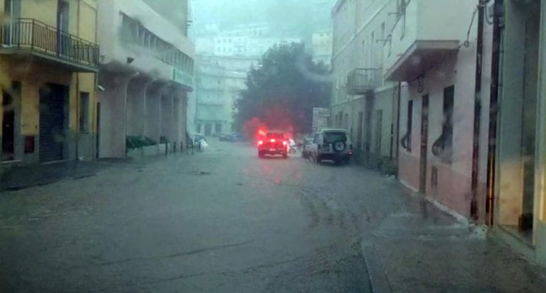 METEO – Forte MALTEMPO colpisce la Sardegna: PIOGGE ALLUVIONALI causano 3 vittime a Bitti, nel nuorese. VIDEO METEO – Forte MALTEMPO colpisce la Sardegna: PIOGGE ALLUVIONALI causano 3 vittime a Bitti, nel nuorese. VIDEO
