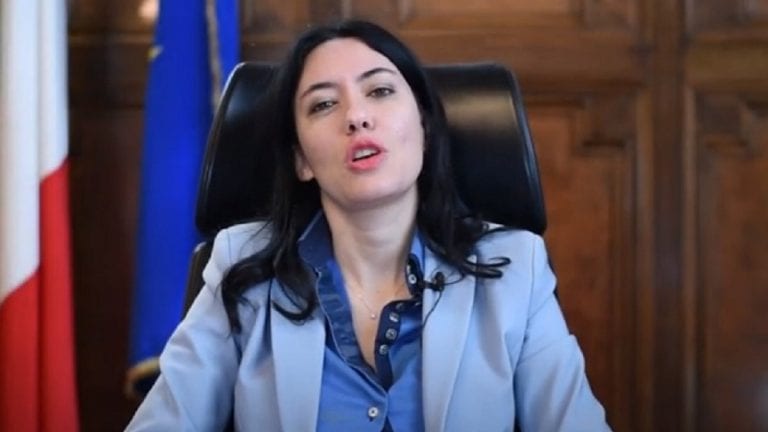 Coronavirus, “i bambini sono esempi di maturità nel rispettare le regole”: le dichiarazioni della ministra Azzolina Coronavirus, “i bambini sono esempi di maturità nel rispettare le regole”: le dichiarazioni della ministra Azzolina