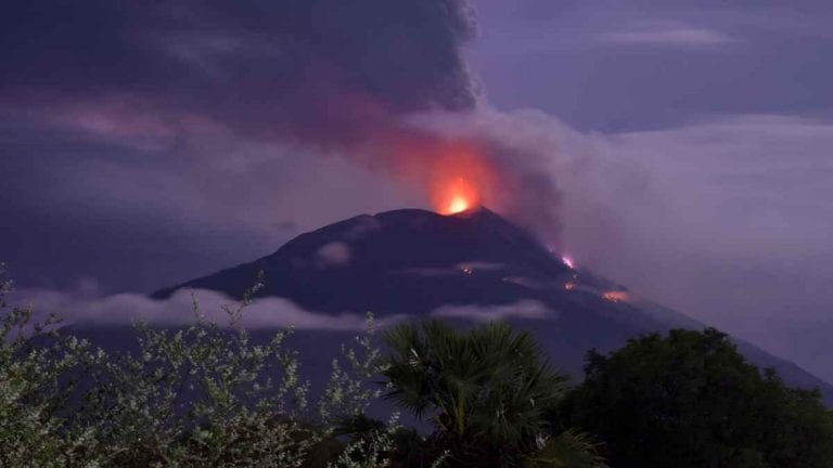 Violenta eruzione del vulcano Lewotolok in Indonesia: migliaia di persone in fuga. Ecco cosa sta succedendo Violenta eruzione del vulcano Lewotolok in Indonesia: migliaia di persone in fuga. Ecco cosa sta succedendo