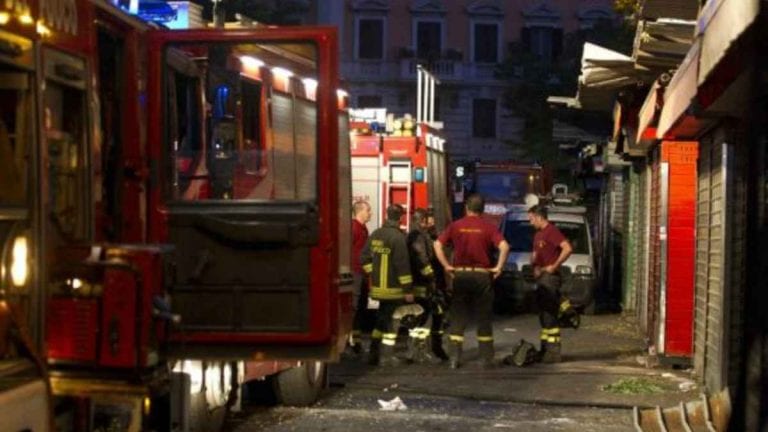 METEO – Forte MALTEMPO con PIOGGE e TEMPORALI a Roma, CROLLA il muro di una palazzina, i dettagli