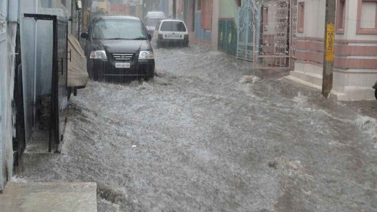 METEO – Maltempo, violentissimo NUBIFRAGIO si abbatte sul Gargano: strade ALLAGATE, fango e frazioni isolate. Situazione critica
