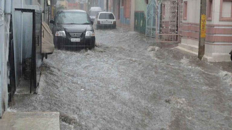 METEO – Forte MALTEMPO colpisce il sud Italia: nubifragio e bagnanti in fuga dalle spiagge in Calabria. Zone colpite, i dettagli