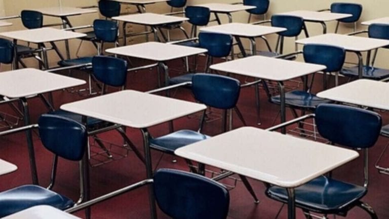 Riapertura scuole in forte dubbio: le novità dalla zona rossa agli orari Riapertura scuole in forte dubbio: le novità dalla zona rossa agli orari