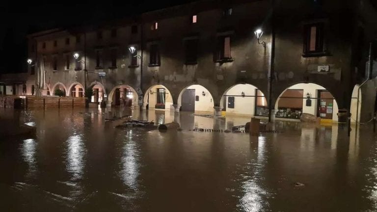 METEO – Violento NUBIFRAGIO si è abbattuto su CANICATTI’, SICILIA; auto sommerse dall’acqua, il VIDEO METEO – Violento NUBIFRAGIO si è abbattuto su CANICATTI’, SICILIA; auto sommerse dall’acqua, il VIDEO