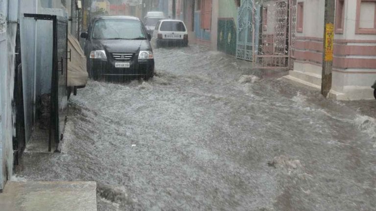 METEO – Maltempo, un violentissimo NUBIFRAGIO si abbatte sulla città di Lecce: FULMINE danneggia il Duomo. Allagamenti e numerosi interventi