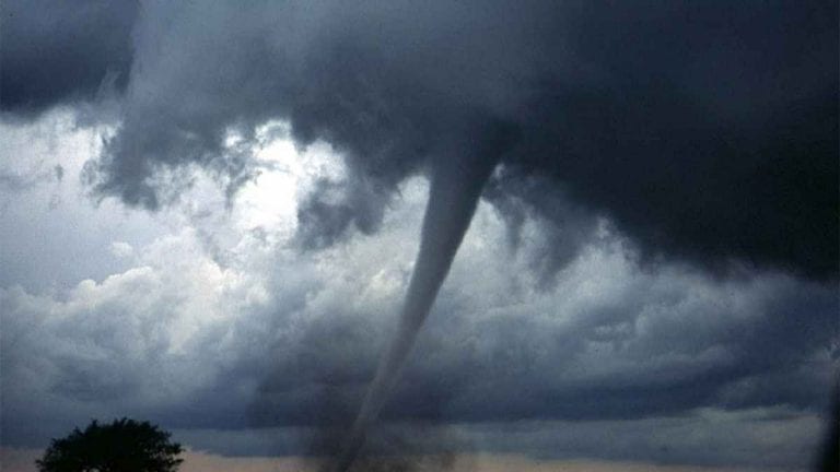 METEO – Maltempo, un TORNADO viene avvistato a Torredelcampo, Spagna: numerose segnalazioni ma non ci sono gravi danni