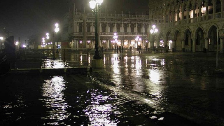 METEO – Insolita ACQUA ALTA a VENEZIA per il mese di agosto, sfiorati i 100 cm nella notte; il video