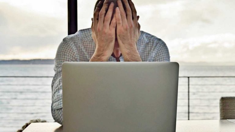 Bonifici online, attenzione: se scrivi questa parola, possono bloccarti il conto corrente