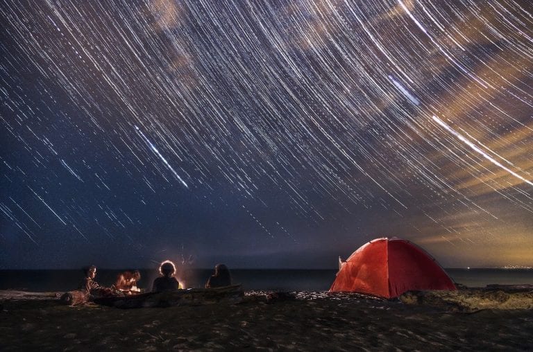Geminidi, il picco delle stelle cadenti di dicembre: quando e come osservarle