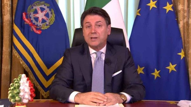 Coronavirus, Conte annuncia: “Ci stiamo preparando alla campagna di vaccinazione. Mostriamo responsabilità durante le feste!” Coronavirus, Conte annuncia: “Ci stiamo preparando alla campagna di vaccinazione. Mostriamo responsabilità durante le feste!”