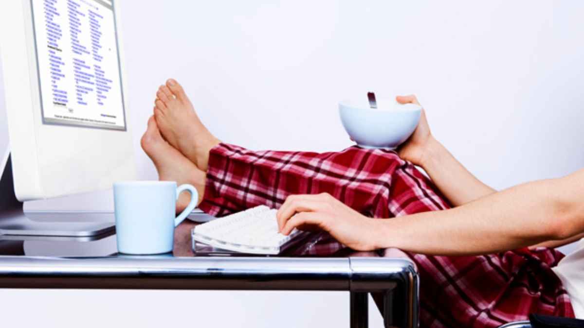 Smart Working, lavorare in pigiama a casa danneggia la salute mentale: ecco la ricerca che lo dimostra