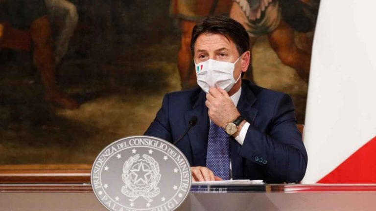 Coronavirus, l’appello di Conte: “In arrivo un’impennata di casi, stringiamo i denti” | Le dichiarazioni del premier