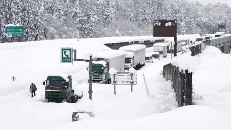 METEO – NEVE RECORD paralizza il GIAPPONE, fino a 2 metri in poche ore; il video METEO – NEVE RECORD paralizza il GIAPPONE, fino a 2 metri in poche ore; il video