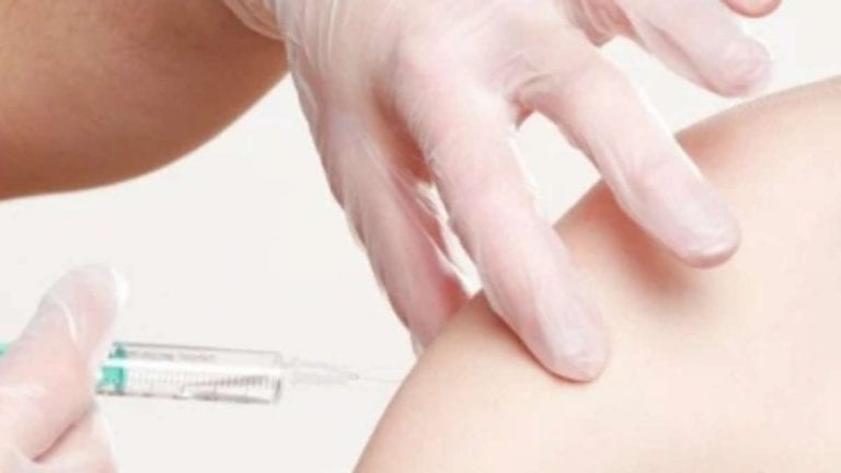 Coronavirus, l’annuncio di Abrignani sulla terza dose: “L’immunizzazione può durare fino a…”