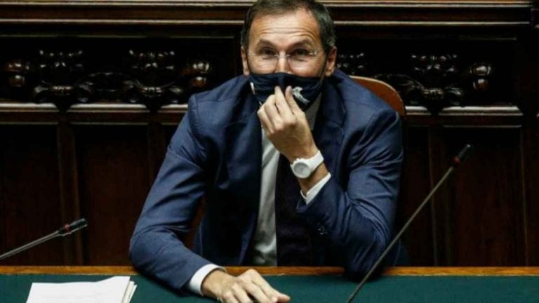 Covid-19, quanto dureranno le restrizioni rigide in Italia? Il Ministro Boccia ha svelato cosa accadrà nei prossimi mesi Covid-19, quanto dureranno le restrizioni rigide in Italia? Il Ministro Boccia ha svelato cosa accadrà nei prossimi mesi