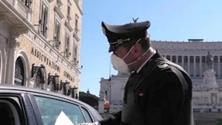 Coronavirus, da domani tutta Italia in zona rossa: ecco cosa succede a chi infrange i divieti Coronavirus, da domani tutta Italia in zona rossa: ecco cosa succede a chi infrange i divieti