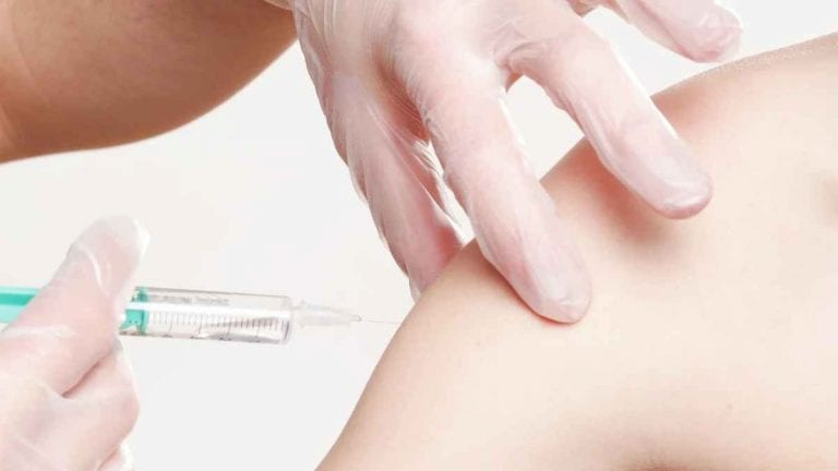 Coronavirus, sospeso il vaccino AstraZeneca: ecco cosa sta succedendo in Italia e altri paesi europei Coronavirus, sospeso il vaccino AstraZeneca: ecco cosa sta succedendo in Italia e altri paesi europei