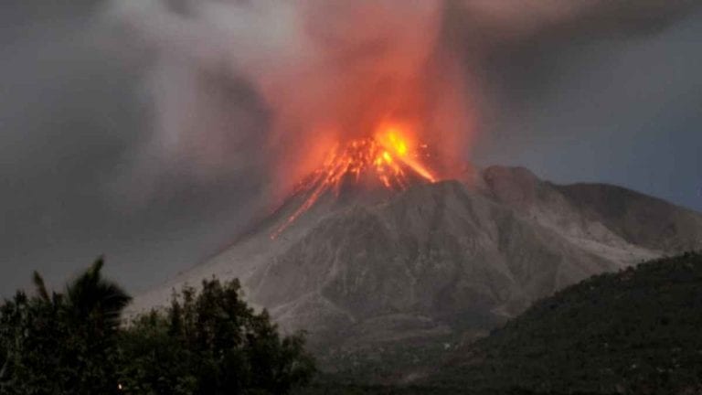 Paura ai Caraibi, il vulcano rischia di esplodere, al via l’evacuazione di migliaia di cittadini: cosa sta succedendo (VIDEO) Paura ai Caraibi, il vulcano rischia di esplodere, al via l’evacuazione di migliaia di cittadini: cosa sta succedendo (VIDEO)