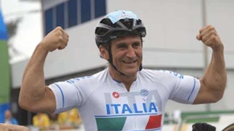 Alex Zanardi, ultime news sullo stato di salute: ha ricominciato a comunicare con la famiglia Alex Zanardi, ultime news sullo stato di salute: ha ricominciato a comunicare con la famiglia