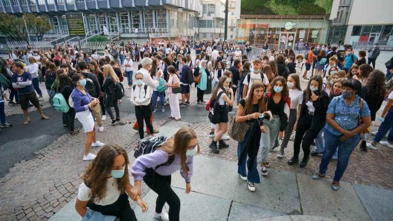 Coronavirus Campania, un Sindaco si inventa la zona rossa rafforzata per i giovani: ecco dove e cosa significa