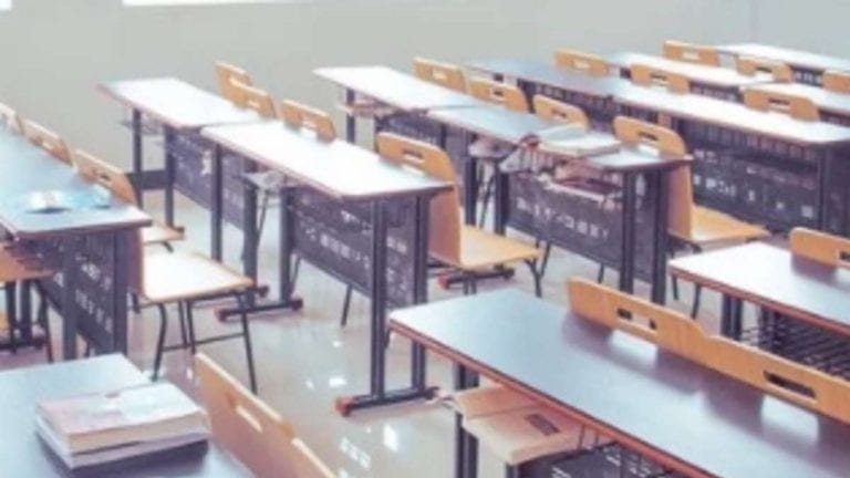 Coronavirus, nuova ordinanza firmata da Acquaroli: dal 25 gennaio si torna in classe al 50% nelle Marche. Ecco tutti i dettagli Coronavirus, nuova ordinanza firmata da Acquaroli: dal 25 gennaio si torna in classe al 50% nelle Marche. Ecco tutti i dettagli