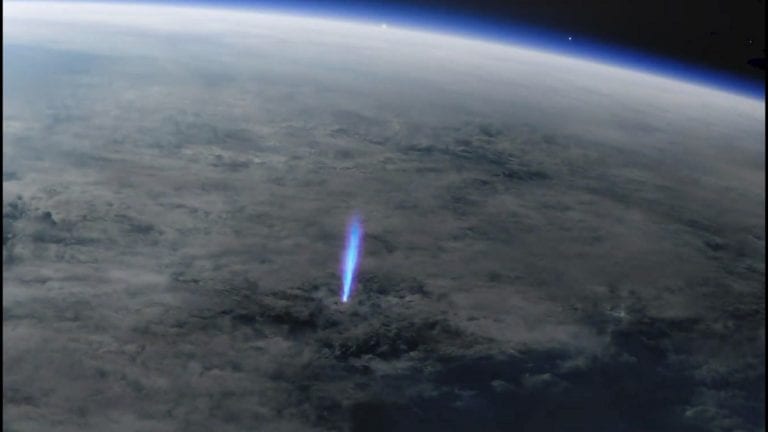 Misterioso raggio blu avvistato dalla Stazione Spaziale Internazionale: ecco di cosa si tratta Misterioso raggio blu avvistato dalla Stazione Spaziale Internazionale: ecco di cosa si tratta