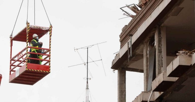 METEO – Il MALTEMPO flagella l’ITALIA: DANNI a Teramo, dove è crollato parte di un balcone, i dettagli METEO – Il MALTEMPO flagella l’ITALIA: DANNI a Teramo, dove è crollato parte di un balcone, i dettagli