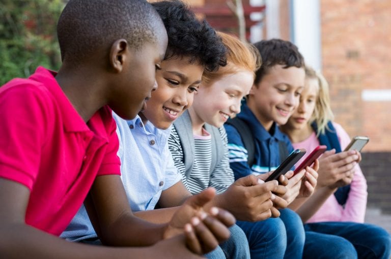 “Smartphone vietato ai bambini”: la proposta di legge dei politici che fa discutere. Ecco fino a che età