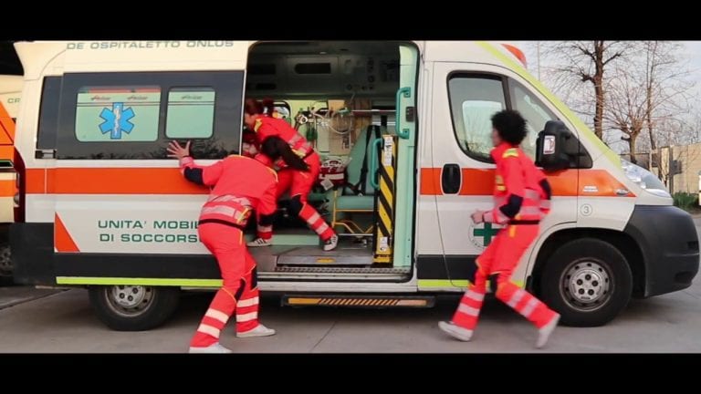 Uomo punto da un’ape all’occhio destro: un raro caso clinico che ha richiesto un intervento urgente Uomo punto da un’ape all’occhio destro: un raro caso clinico che ha richiesto un intervento urgente