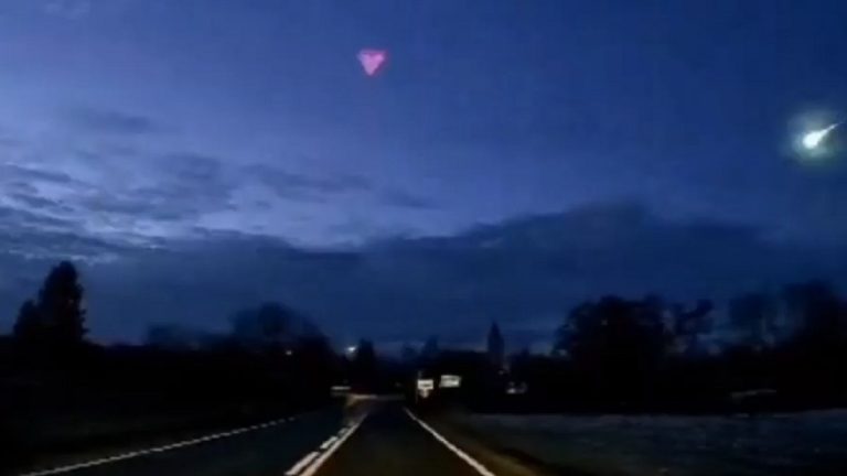 Spettacolare evento nel cielo di Świebodzin in Polonia: una meteora ha solcato il cielo, VIDEO