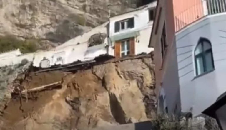 METEO – Grossa frana sulla statale ad Amalfi, il Sindaco: “Alcune case saranno evacuate”. Ecco cosa è successo METEO – Grossa frana sulla statale ad Amalfi, il Sindaco: “Alcune case saranno evacuate”. Ecco cosa è successo