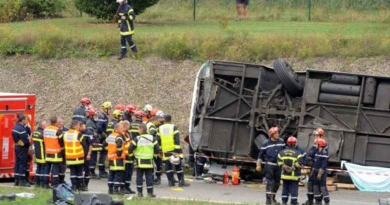 Terribile scontro tra un autobus e un camion provoca la morte di 41 persone. Ecco dove