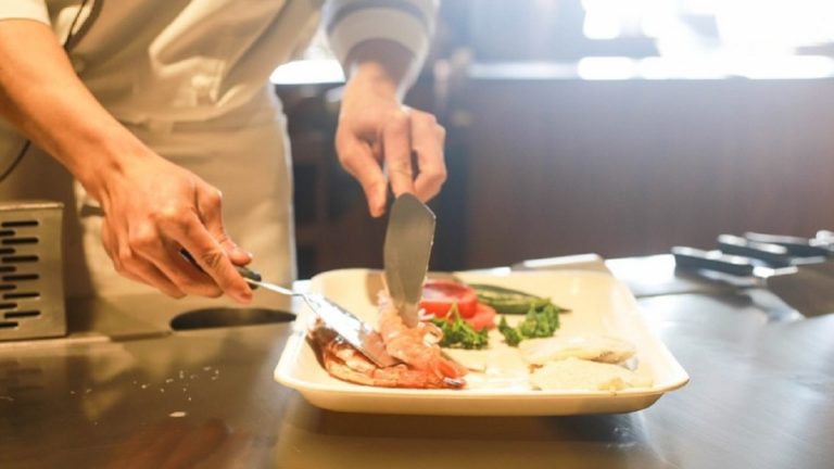 Questi sono i gravi errori in cucina che possono costarci la salute