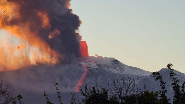 Etna, nuova eruzione del vulcano nella notte di oggi, 18 febbraio 2021:flusso di lava verso la valle del Bove, pioggia di cenere sull’acese