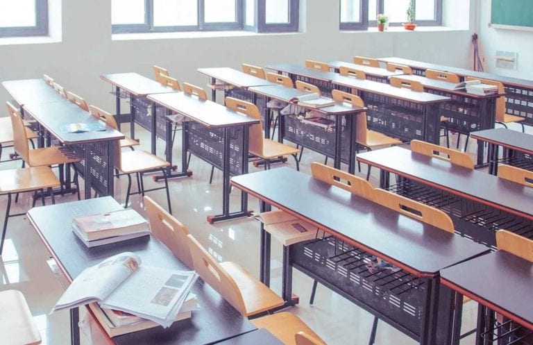 Coronavirus, vaccini al personale scolastico: chiuse tutte le scuole in una regione italiana. I dettagli