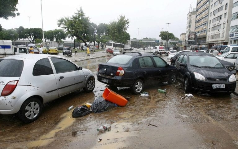 METEO – Crolla un PONTE autostradale a causa di PIOGGE TORRENZIALI: automobili precipitano nel fiume sottostante in India – VIDEO