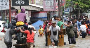 METEO - ALLUVIONE mette in ginocchio Giacarta, in Indonesia: dispersi e circa 1.300 sfollati