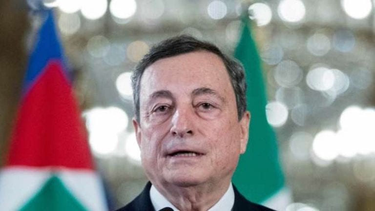 Covid, Draghi sente Macron: sospensione di Astrazeneca temporanea, si apprende da fonti di Palazzo Chigi