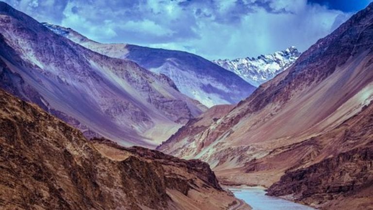 La terra si increspa in modo strano lungo il fiume: ecco dove e lo strano fenomeno scoperto dalla NASA (FOTO) La terra si increspa in modo strano lungo il fiume: ecco dove e lo strano fenomeno scoperto dalla NASA (FOTO)