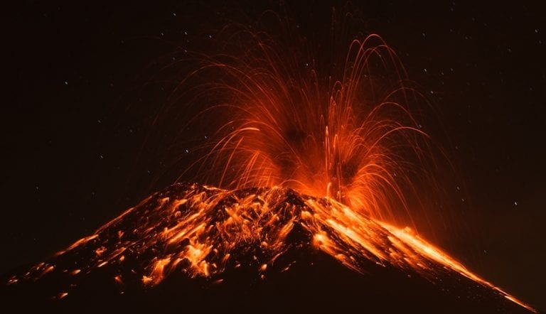 Esplosioni sul vulcano Stromboli, cenere sparsa per la città: cosa è successo in Sicilia