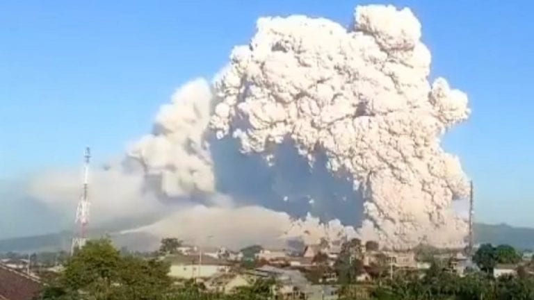 Il vulcano ha eruttato, fumo e cenere fino a 5 km di altezza: ecco cosa è successo e dove (VIDEO)
