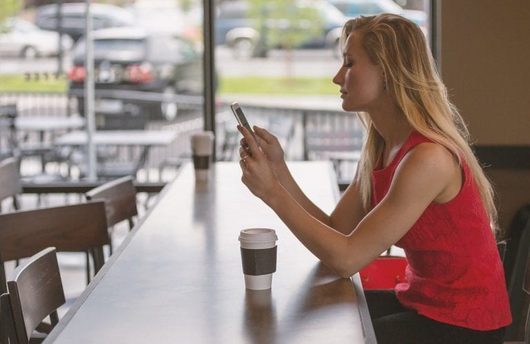 Dipendenza da smartphone, ecco quali problemi può causare e come combatterla