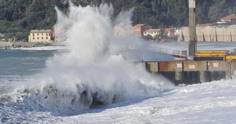 METEO – MALTEMPO in Toscana, violenta MAREGGIATA provoca DANNI a negozi e abitazioni a Marina di Pisa, i dettagli