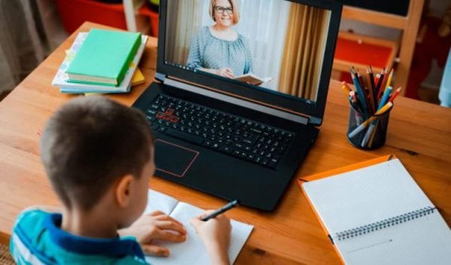 Coronavirus, la DAD causa ansia, stress e autolesionismo nei ragazzi: i risultati di uno studio sulla scuola