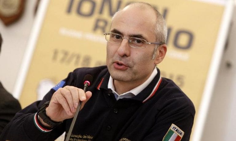 Coronavirus, il capo della Protezione Civile: “Piano vaccini, si procede in base all’età. Costruiamo hotspot in ogni città” Coronavirus, il capo della Protezione Civile: “Piano vaccini, si procede in base all’età. Costruiamo hotspot in ogni città”