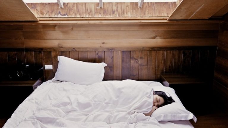 Dormire con i calzini fa bene o fa male? Ecco la risposta che non ti aspetti